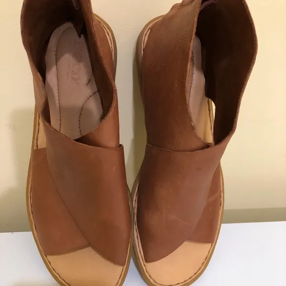 Born Flat sandals SIZE 8 -Pre Owned# Rarely Used.