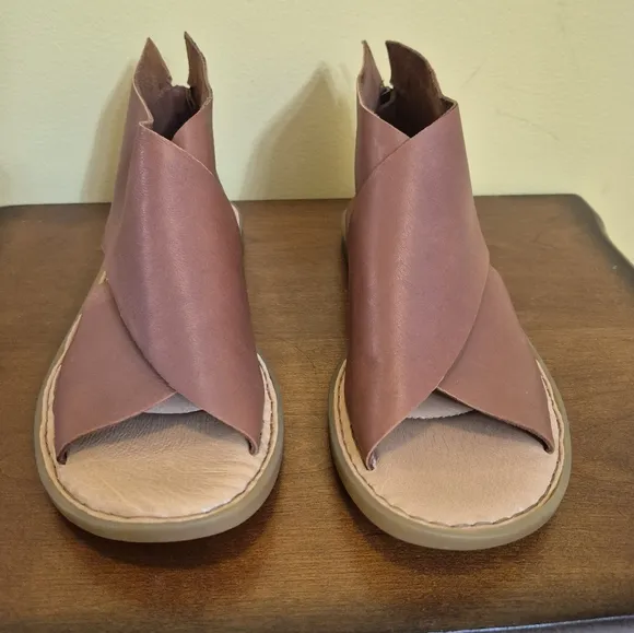 Born IWA Brown Leather Cross Over Comfort Zipper Back Boho Chic Sandals(8)