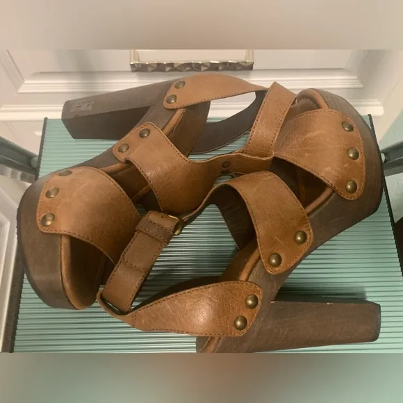 Brown leather Stuart Weitzman platform sandals.