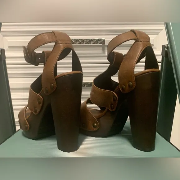 Brown leather Stuart Weitzman platform sandals.