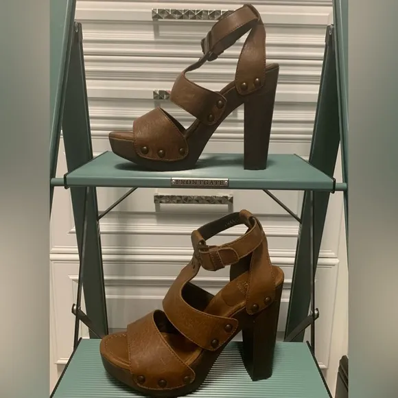 Brown leather Stuart Weitzman platform sandals.