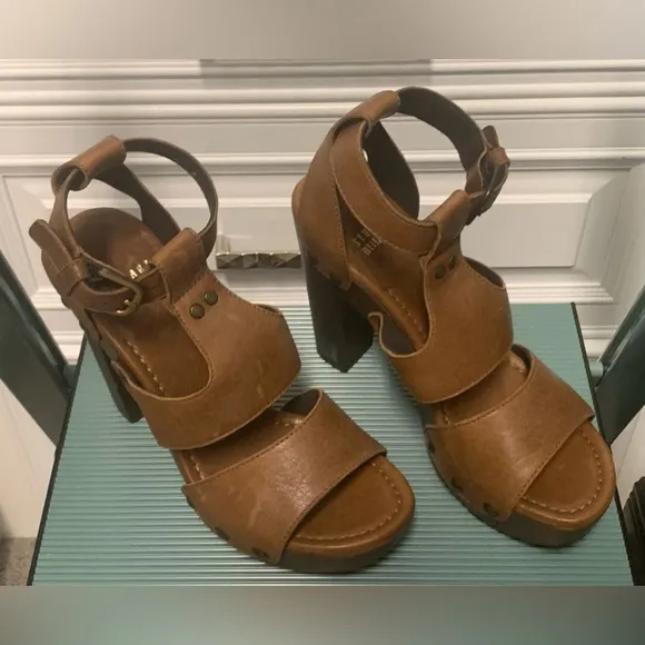 Brown leather Stuart Weitzman platform sandals.