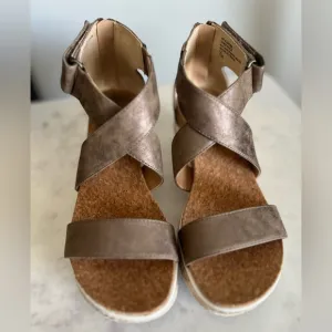 Brown Suede-Like Sandals with Crisscross Straps and Wedge Heel
