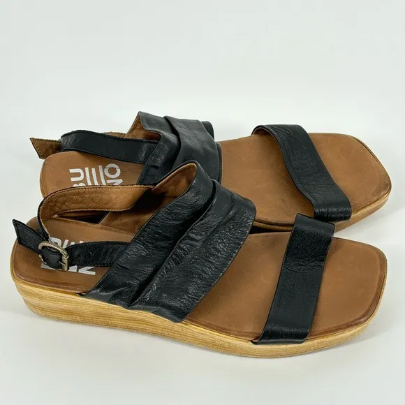 BUENO MAYA Black Leather Open Toe Ruched Mid Strap Wooden Wedge Sandals