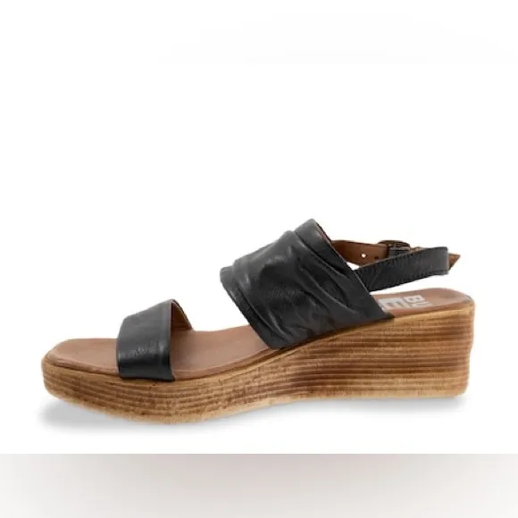 BUENO MAYA Black Leather Open Toe Ruched Mid Strap Wooden Wedge Sandals