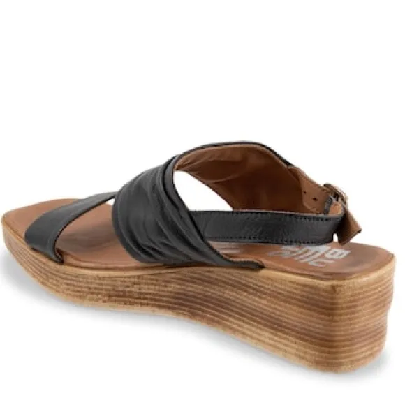 BUENO MAYA Black Leather Open Toe Ruched Mid Strap Wooden Wedge Sandals