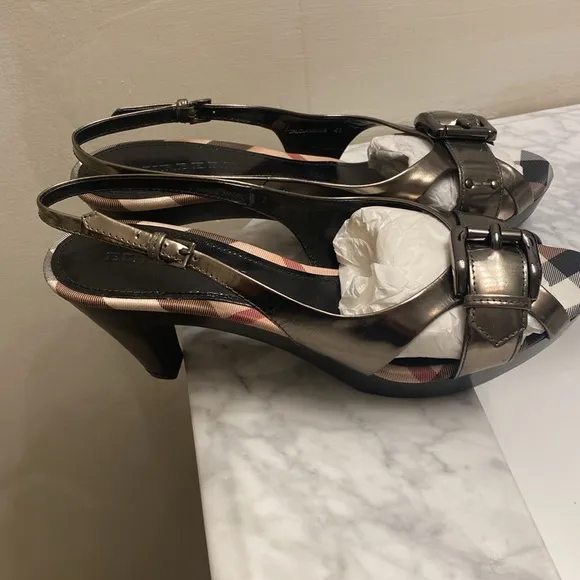 Burberry clog sandals never worn.I just don’t keep the original boxes.