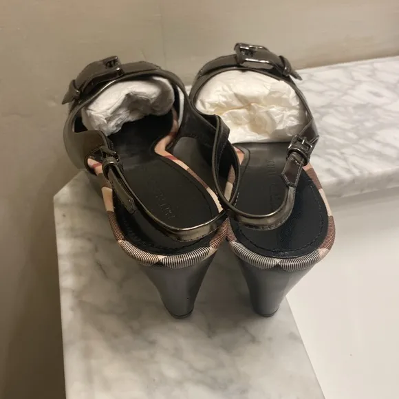 Burberry clog sandals never worn.I just don’t keep the original boxes.