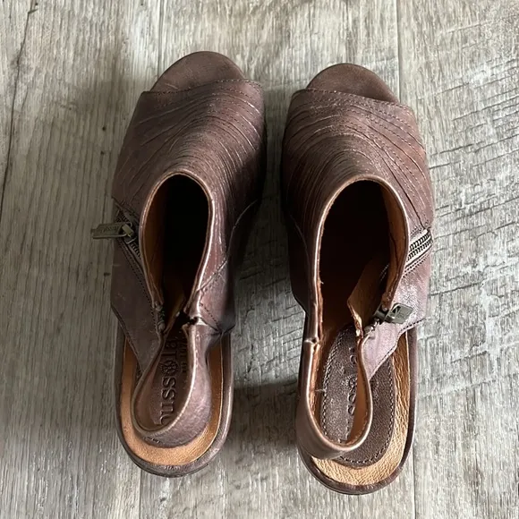 bussola Lima Landry Gobba Taupe Sandals.