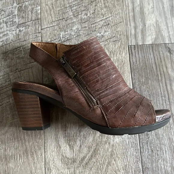 bussola Lima Landry Gobba Taupe Sandals.