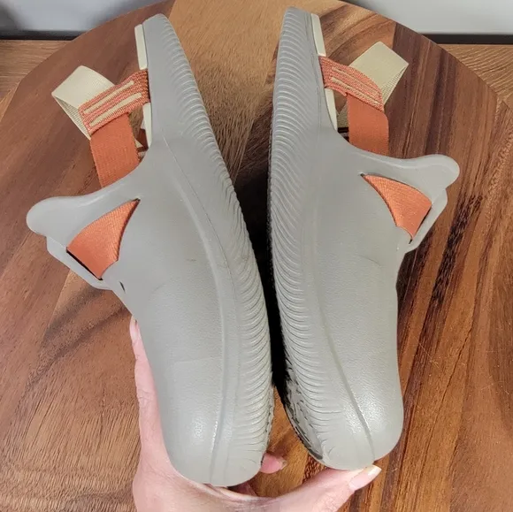 Chaco Chillos Clogs Men's Size 10 Beige and Orange Sandals Comfy Casual