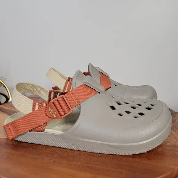 Chaco Chillos Clogs Men's Size 10 Beige and Orange Sandals Comfy Casual