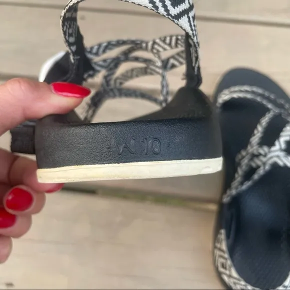 Chaco ZX1 Classic Black White Origami Sandals size 10