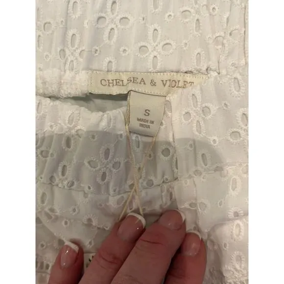 Chelsea and Violet Santorini White Eyelet Ruffle Shorts Size Small NEW