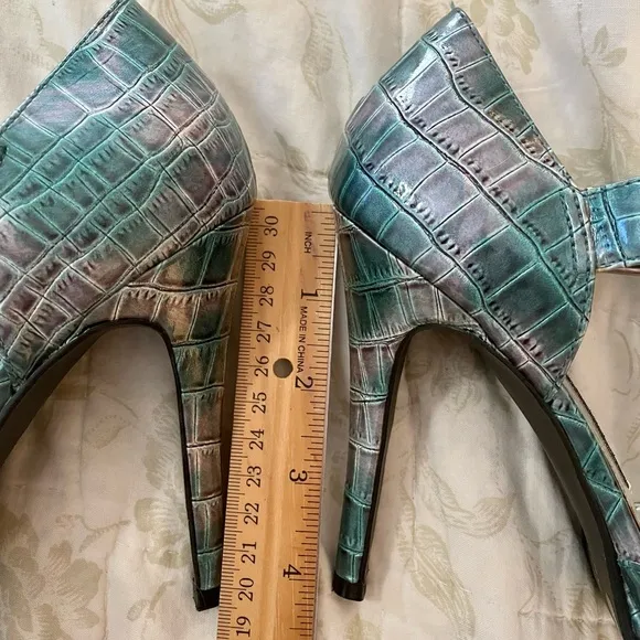 Chinese Lauder Blue Croc embossed sandals 6.5
