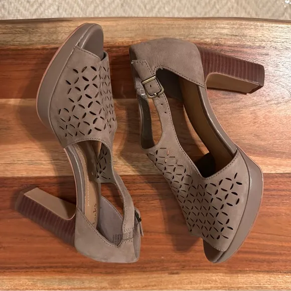 Clarks Jenness Energy NWT Taupe Suede Perforated Open-Toe Sandals Size 6 No Box