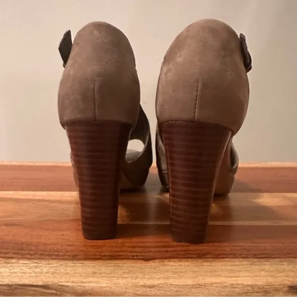 Clarks Jenness Energy NWT Taupe Suede Perforated Open-Toe Sandals Size 6 No Box
