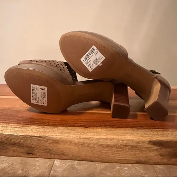 Clarks Jenness Energy NWT Taupe Suede Perforated Open-Toe Sandals Size 6 No Box