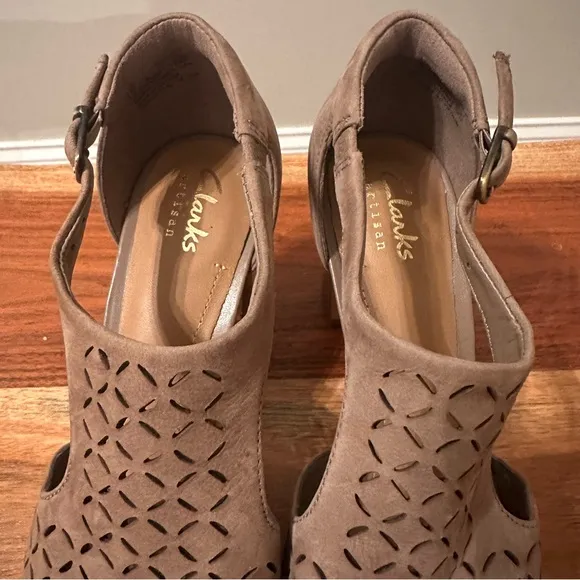 Clarks Jenness Energy NWT Taupe Suede Perforated Open-Toe Sandals Size 6 No Box