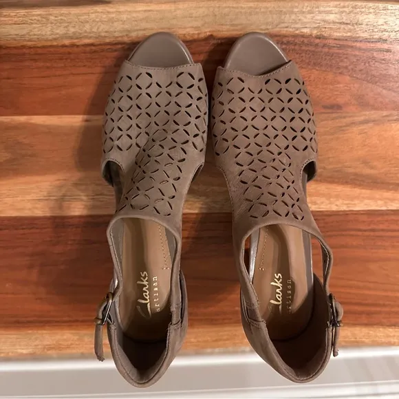 Clarks Jenness Energy NWT Taupe Suede Perforated Open-Toe Sandals Size 6 No Box