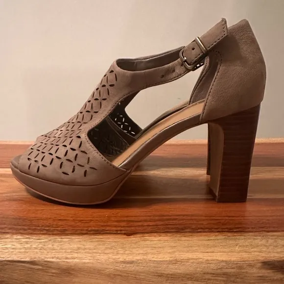 Clarks Jenness Energy NWT Taupe Suede Perforated Open-Toe Sandals Size 6 No Box