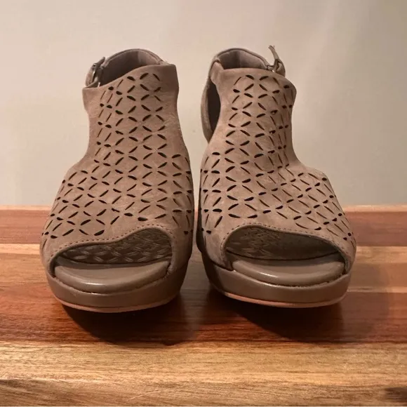 Clarks Jenness Energy NWT Taupe Suede Perforated Open-Toe Sandals Size 6 No Box