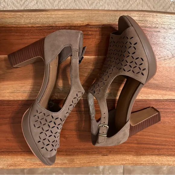 Clarks Jenness Energy NWT Taupe Suede Perforated Open-Toe Sandals Size 6 No Box