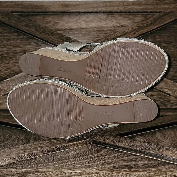 Clarks Womens Annadel Rayna Wedge Heel Sandal Taupe Synthetic Snake Print Size 8