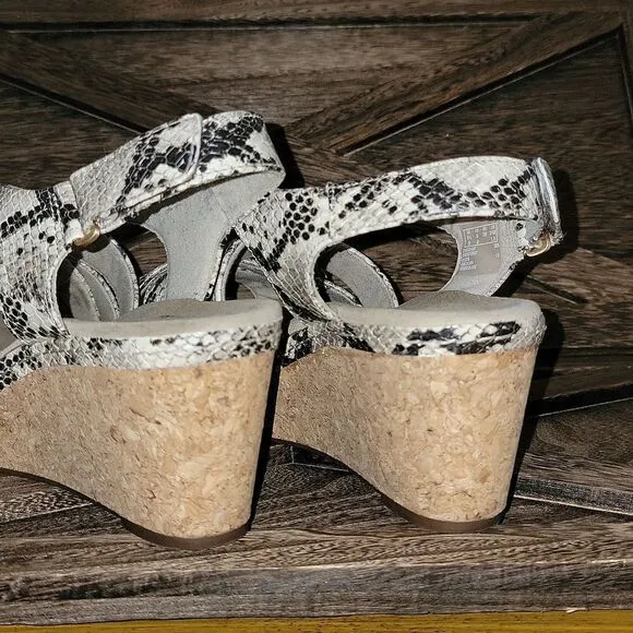 Clarks Womens Annadel Rayna Wedge Heel Sandal Taupe Synthetic Snake Print Size 8