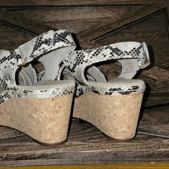 Clarks Womens Annadel Rayna Wedge Heel Sandal Taupe Synthetic Snake Print Size 8