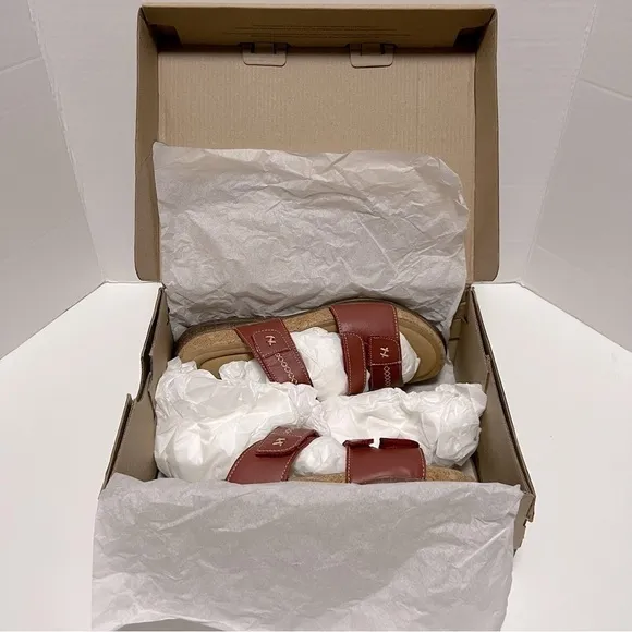 Clarks, Women’s Roseville Bay Leather Sandal - Red Leather. Size: 7 M (US). NIB