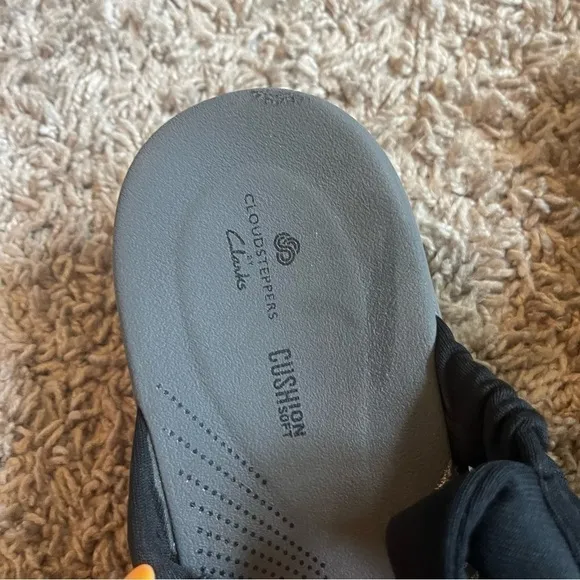 Cloudsteppers by Clark’s comfy cute black sandals