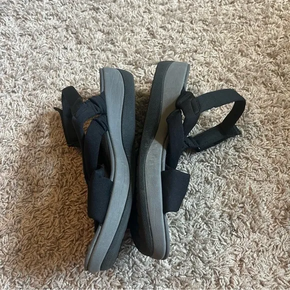 Cloudsteppers by Clark’s comfy cute black sandals