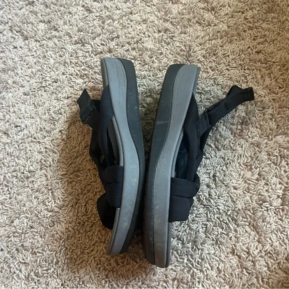 Cloudsteppers by Clark’s comfy cute black sandals