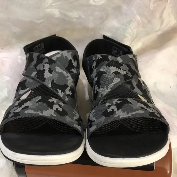 Cloudsteppers by Clarks Womens Mira Lily Adjustable Black Grey Camo Sandals 10