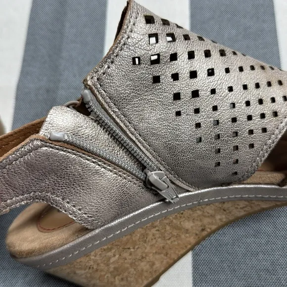 COBB HILL by Rockport Women's Janna Wedge Leather Sandals Metallic Gold sz 9.5