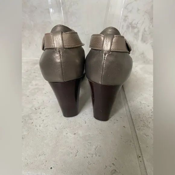 Cole Haan Nike Air Gold Tone/ Champagne/ Pewter Metallic Leather Sandals Size 8