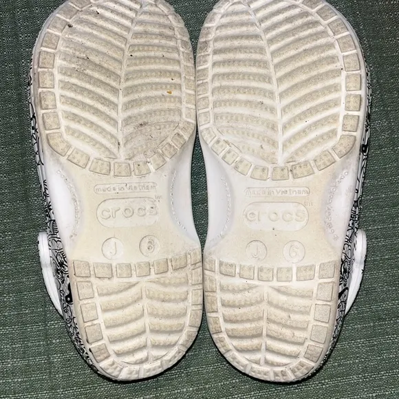 Crocs Classic Clog Limited Steven Harrington Collage Art White sz Junior 6 EUC