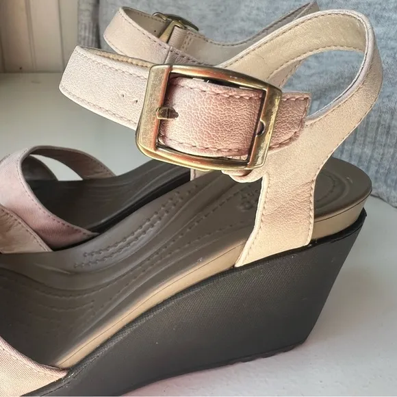 CROCS Leigh II Ankle Strap Wedge Heel Sandal Beige Brown Size 7 Womens 202511
