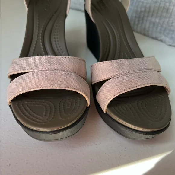 CROCS Leigh II Ankle Strap Wedge Heel Sandal Beige Brown Size 7 Womens 202511