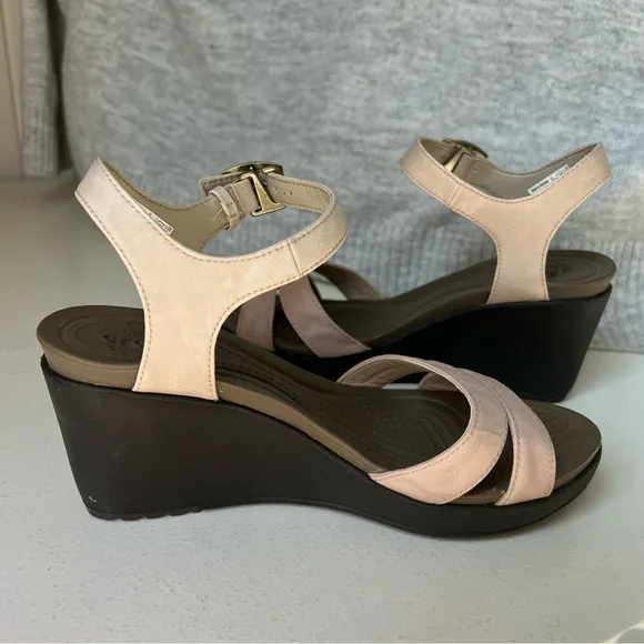 CROCS Leigh II Ankle Strap Wedge Heel Sandal Beige Brown Size 7 Womens 202511