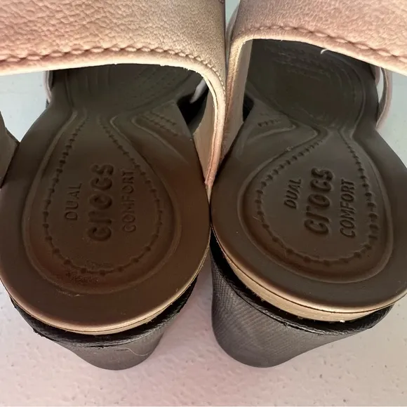CROCS Leigh II Ankle Strap Wedge Heel Sandal Beige Brown Size 7 Womens 202511
