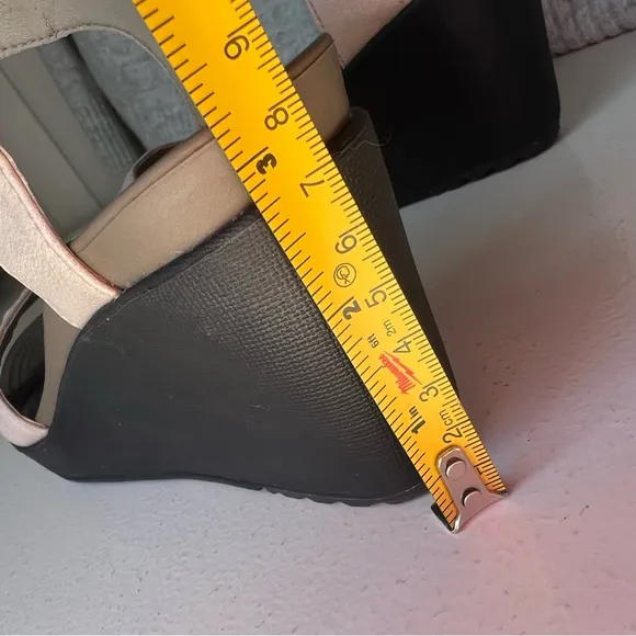 CROCS Leigh II Ankle Strap Wedge Heel Sandal Beige Brown Size 7 Womens 202511