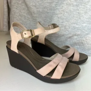CROCS Leigh II Ankle Strap Wedge Heel Sandal Beige Brown Size 7 Womens 202511