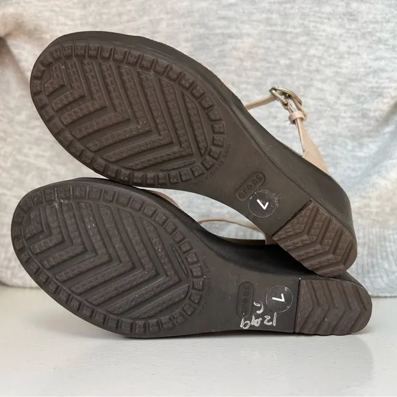 CROCS Leigh II Ankle Strap Wedge Heel Sandal Beige Brown Size 7 Womens 202511