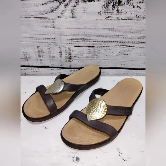 Crocs Sanrah Sandal Brown size 7 Resort Vacation Comfy Slide Hammered Teardrop