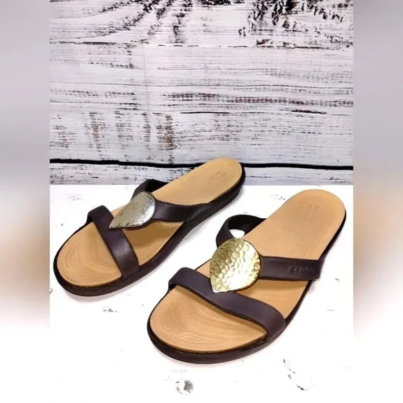 Crocs Sanrah Sandal Brown size 7 Resort Vacation Comfy Slide Hammered Teardrop
