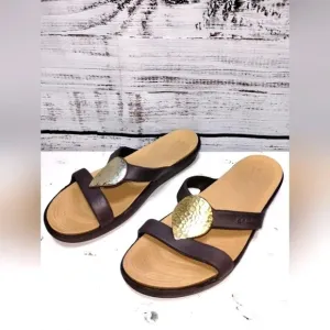 Crocs Sanrah Sandal Brown size 7 Resort Vacation Comfy Slide Hammered Teardrop