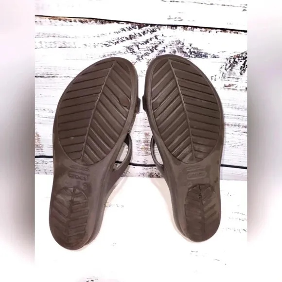 Crocs Sanrah Sandal Brown size 7 Resort Vacation Comfy Slide Hammered Teardrop
