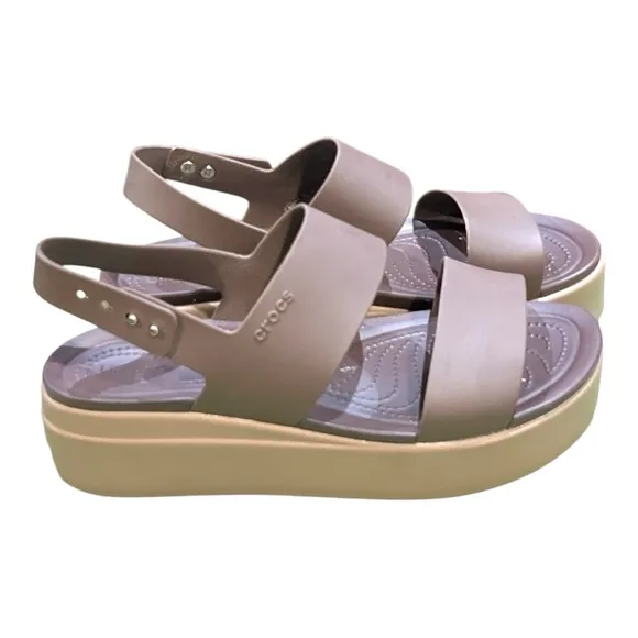 Crocs Women’s Brooklyn Low Wedges, Platform Sandals Size 10W.